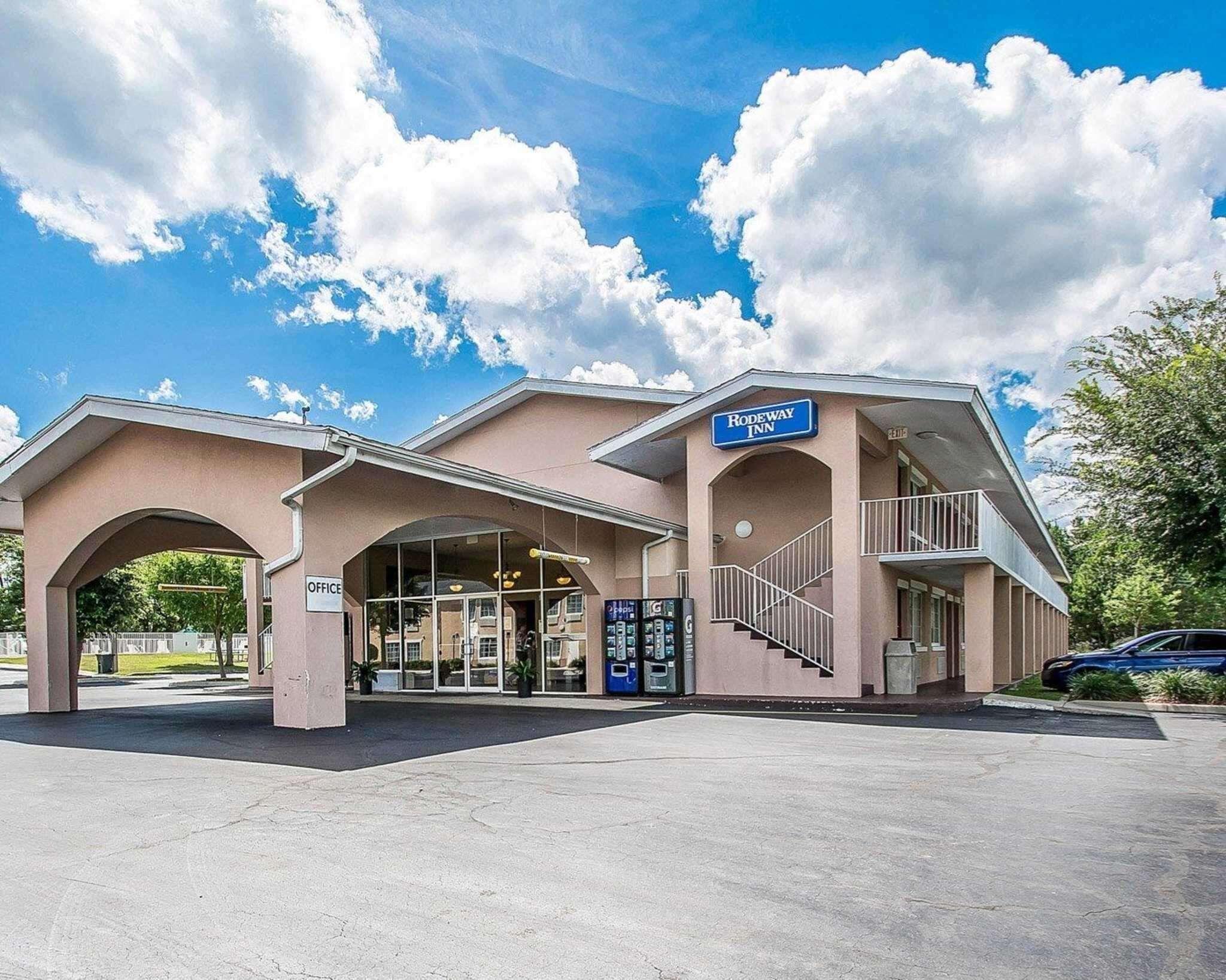 5 Affordable 2-Star Hotels Close to Butterfly Rainforest Gainesville