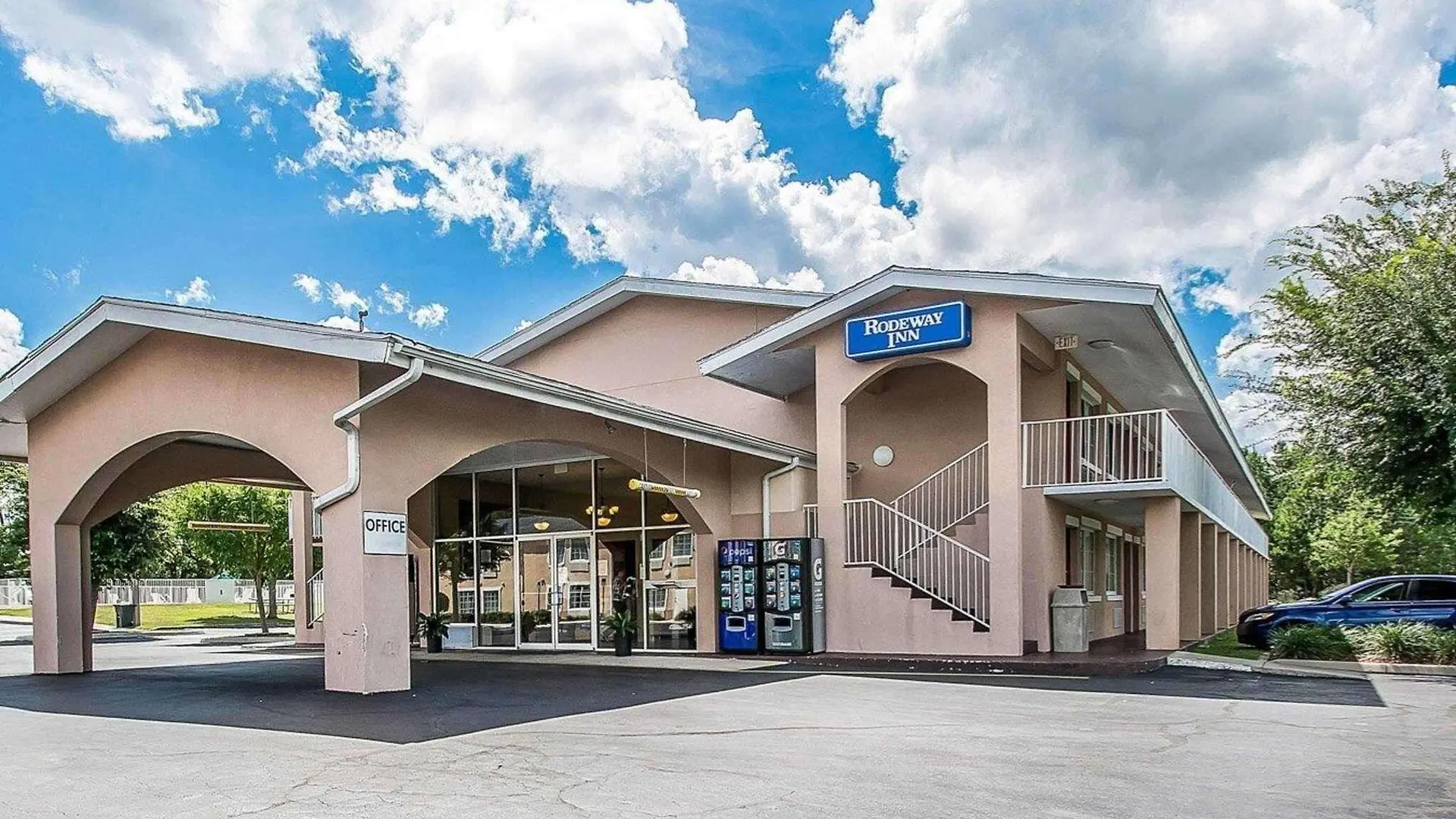5 Affordable 2-Star Hotels Close to Butterfly Rainforest Gainesville